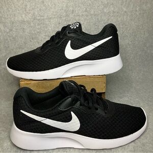 Nike Women’s Size 6 Running Tennis Shoes Sneakers Black & White Lightweight Logo